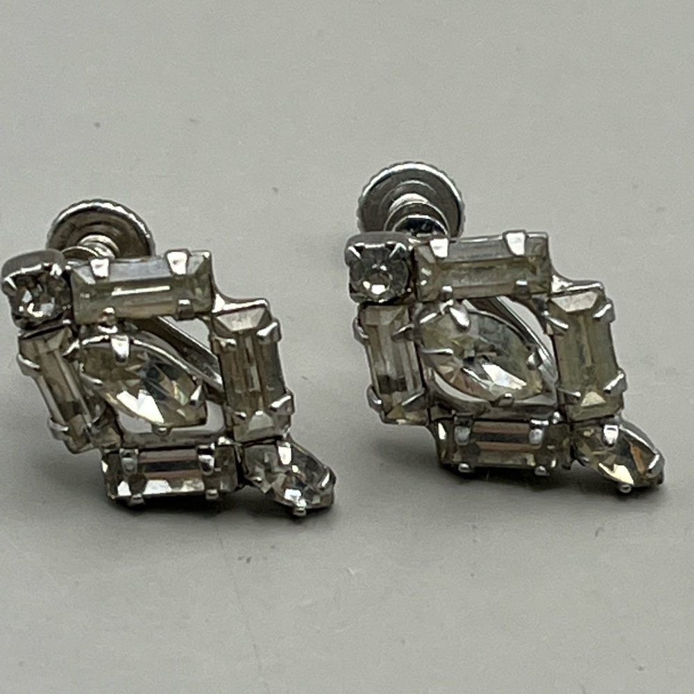 Elegant Vintage Weiss Screw Back Diamond cut Silver Crystal Earrings - Picture 3 of 6